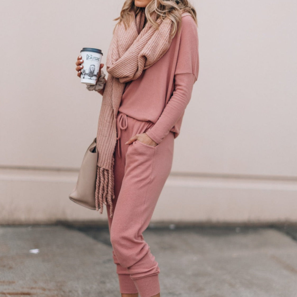 Zachte en comfortabele dames loungewear set met warme sweater